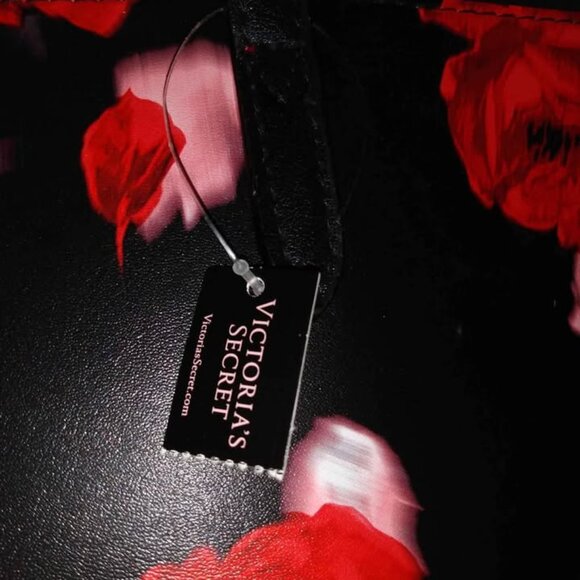 Victoria Secret Red Rose 2019 Limited Weekender Tote - Picture 4 of 4